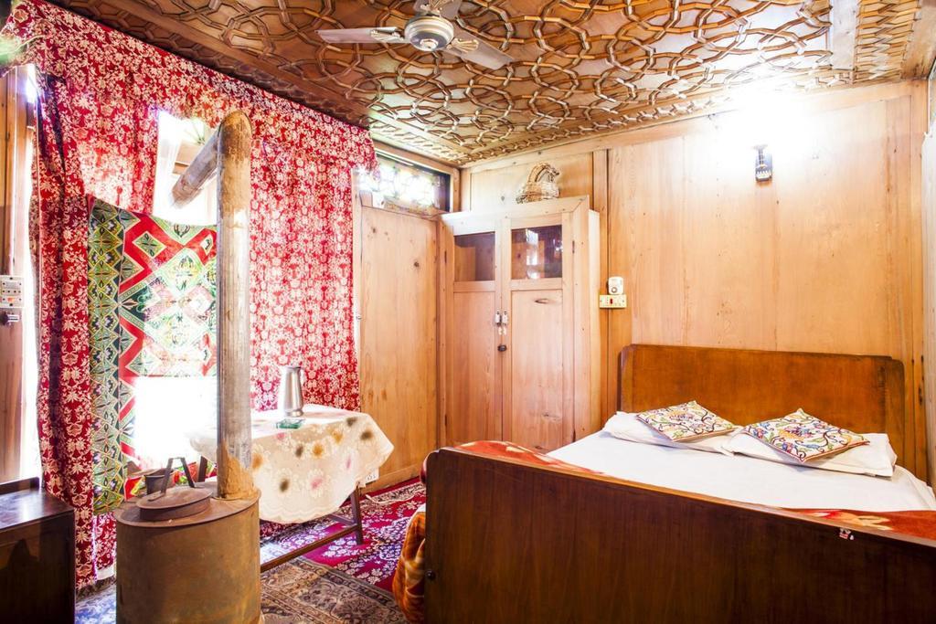 The Shelter Group Of Houseboats & Tour Organiser Srīnagar Екстериор снимка
